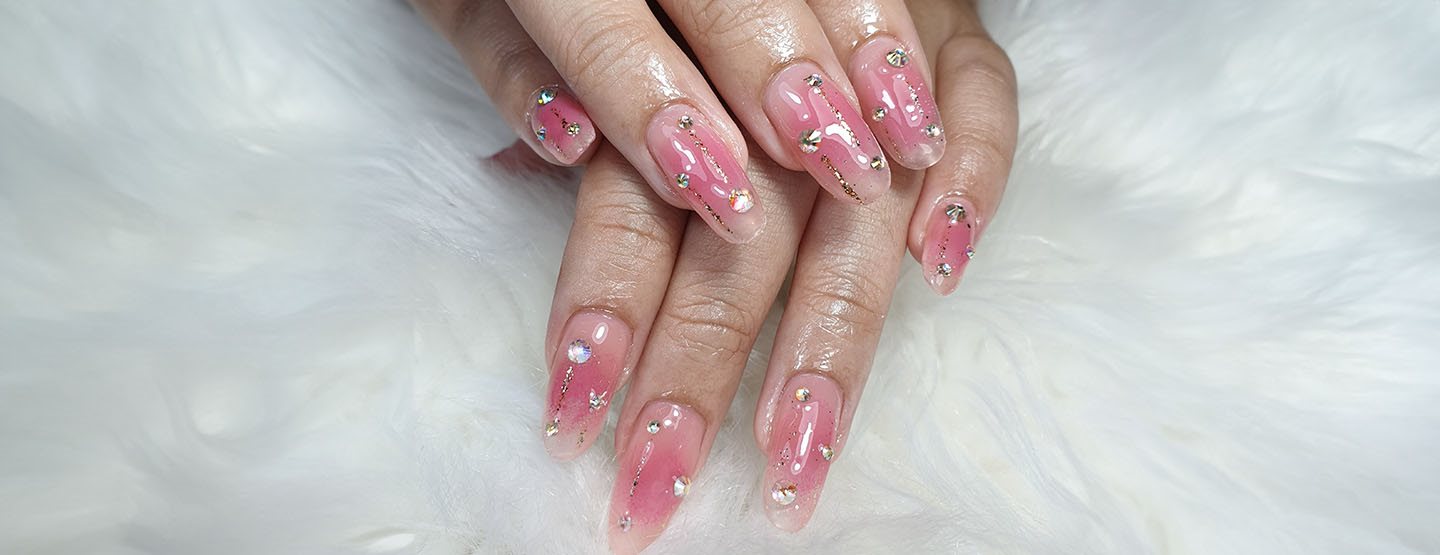 Jak vytvořit trendy Aura Nails?